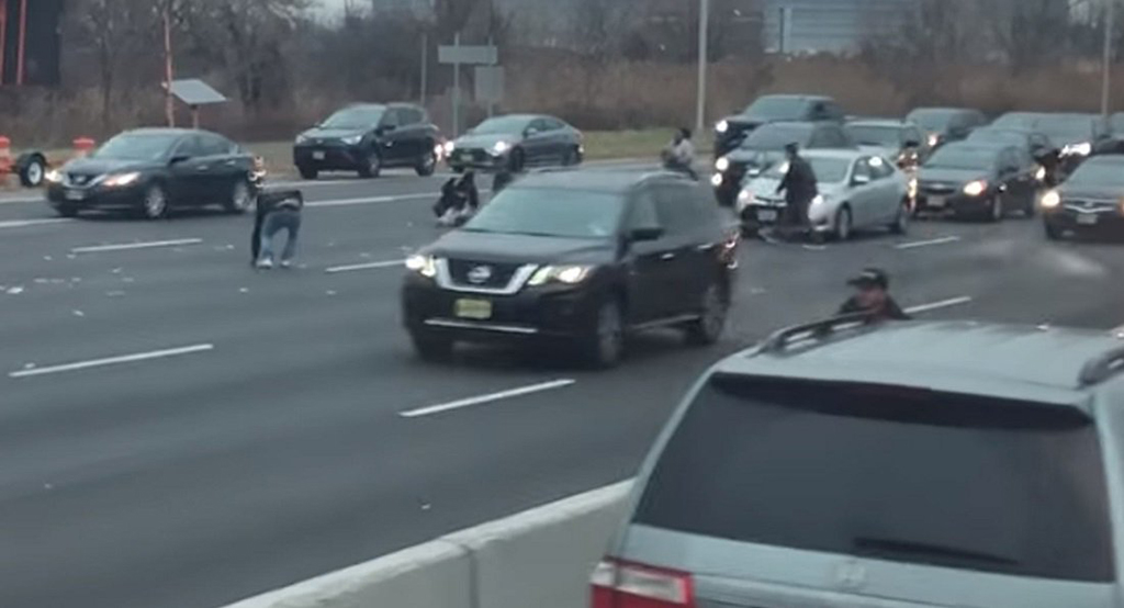 เมื่อรถขนเงินทำเงินล่วงเต็มถนน งานนี้ทำเอาผู้คนจอดรถลงมา(ช่วย)เก็บแทบไม่ทัน