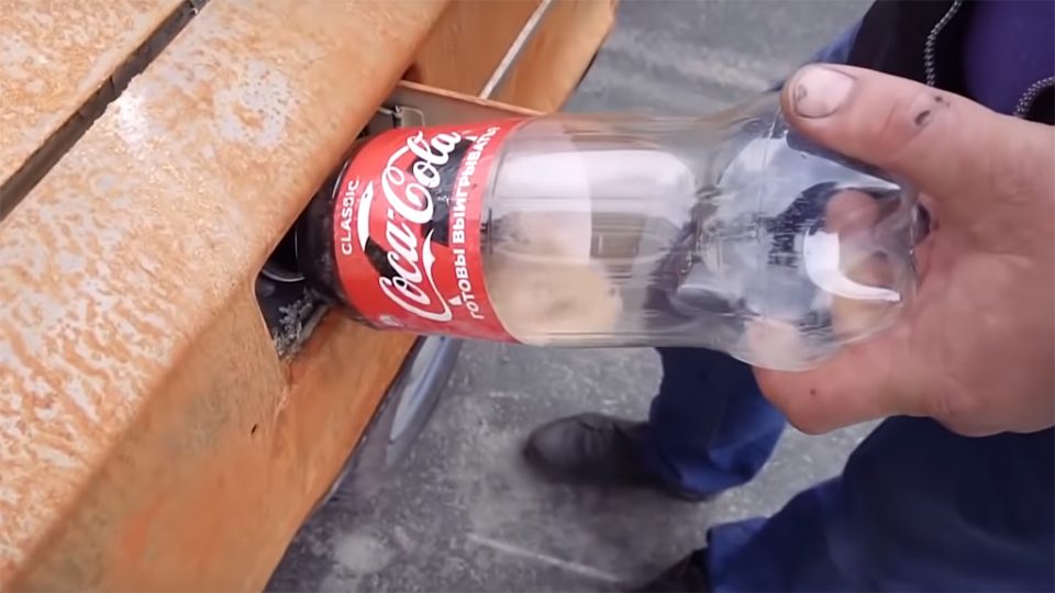 จะเกิดอะไรขึ้นถ้าหากเติม Coca-Cola ลงในถังน้ำมัน!?