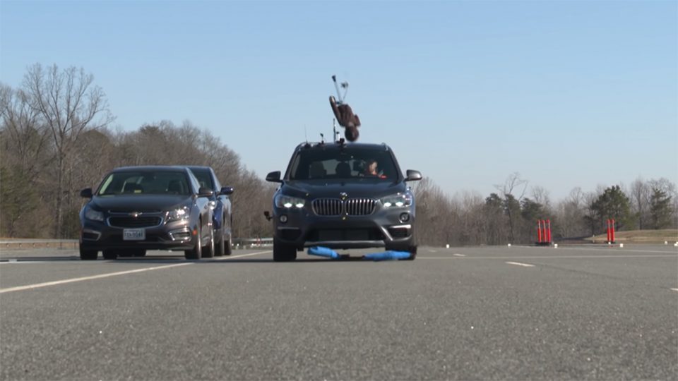 ไม่ผ่าน! BMW X1 ชนหุ่นกระจุย ขณะทดสอบระบบตรวจจับคนเดินถนนโดย IIHS