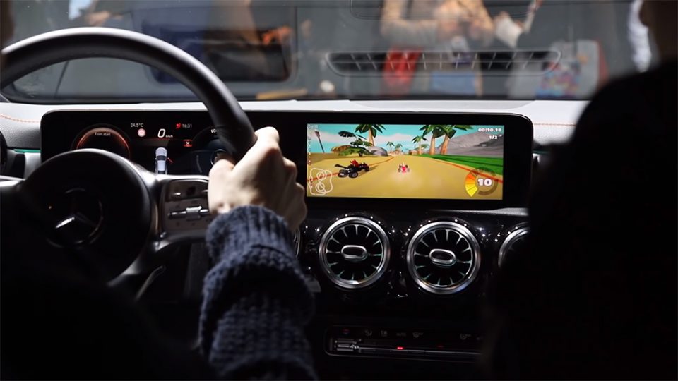 Mercedes-Benz โชว์เล่นเกมแข่งรถบนระบบอินโฟเทนเมนท์ MBUX รุ่นใหม่