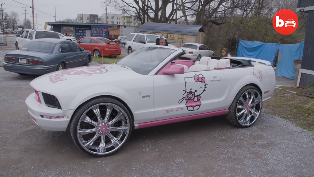 สาวมะกันยอมแต่ง Ford Mustang ในธีม Hello Kitty ทั้งคัน เพื่อให้ลูกสาวดูเจ๋งที่สุดในโรงเรียน