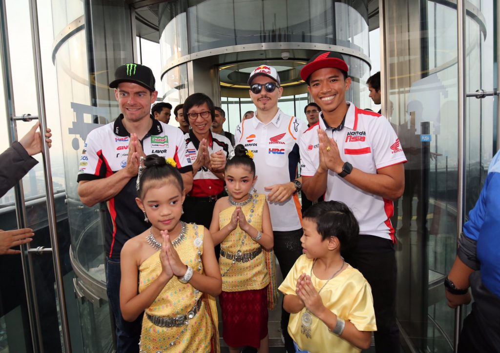 "สมเกียรติ" ควง 2 นักบิด "ลอเรนโซ-ครัทช์โลว์" ถ่ายโฆษณาโปรโมท “โมโตจีพี” ใจกลางกรุงเทพฯ