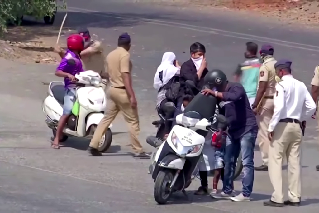 ดื้อเหรอ! ตำรวจอินเดียใช้ไม้ไล่ตีผู้คนที่ขับรถออกจากบ้านช่วงล็อคดาวน์ Covid-19