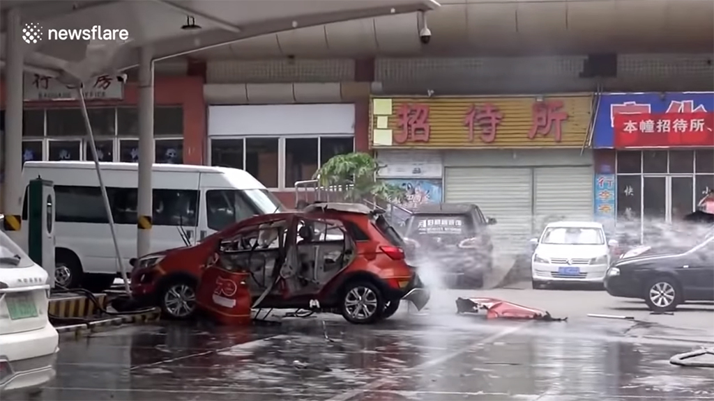 ชมนาทีรถยนต์ไฟฟ้าระเบิดดังสนั่น