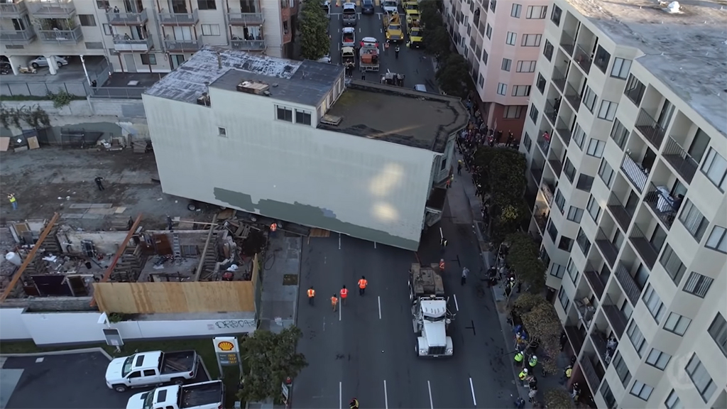 ชมการย้ายบ้านอายุว่า 139