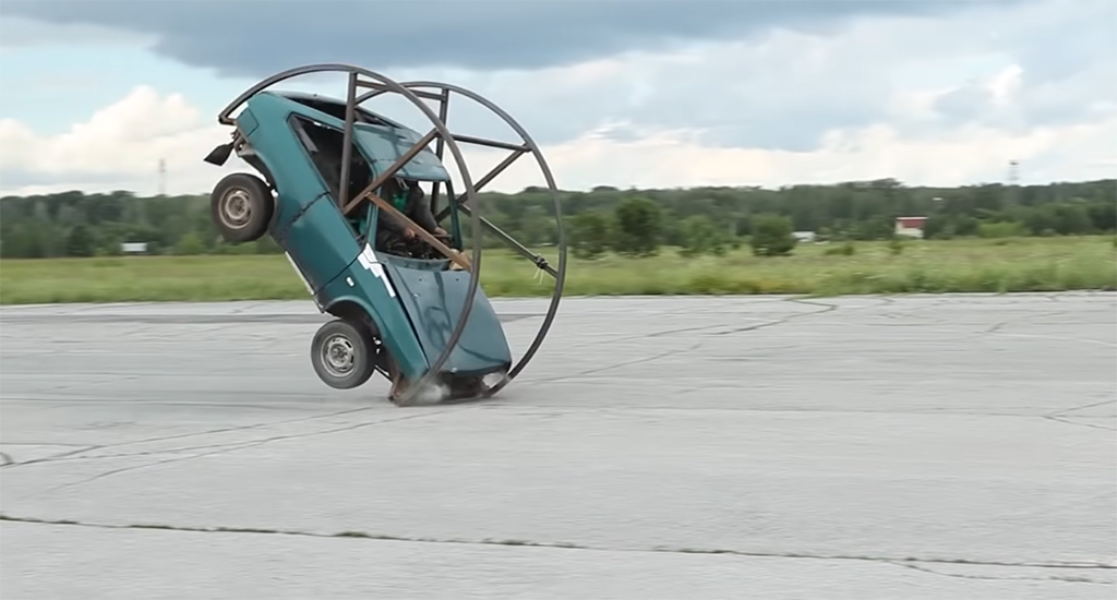 เมื่อลุงชาวรัสเซียอยากลองสร้างรถที่ไม่มีวันคว่ำ