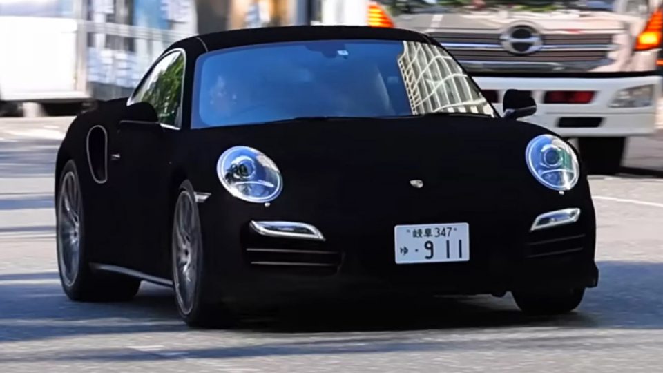 Porsche 911 Turbo สีดำที่สุดโนโลกโผล่วิ่งในญี่ปุ่น