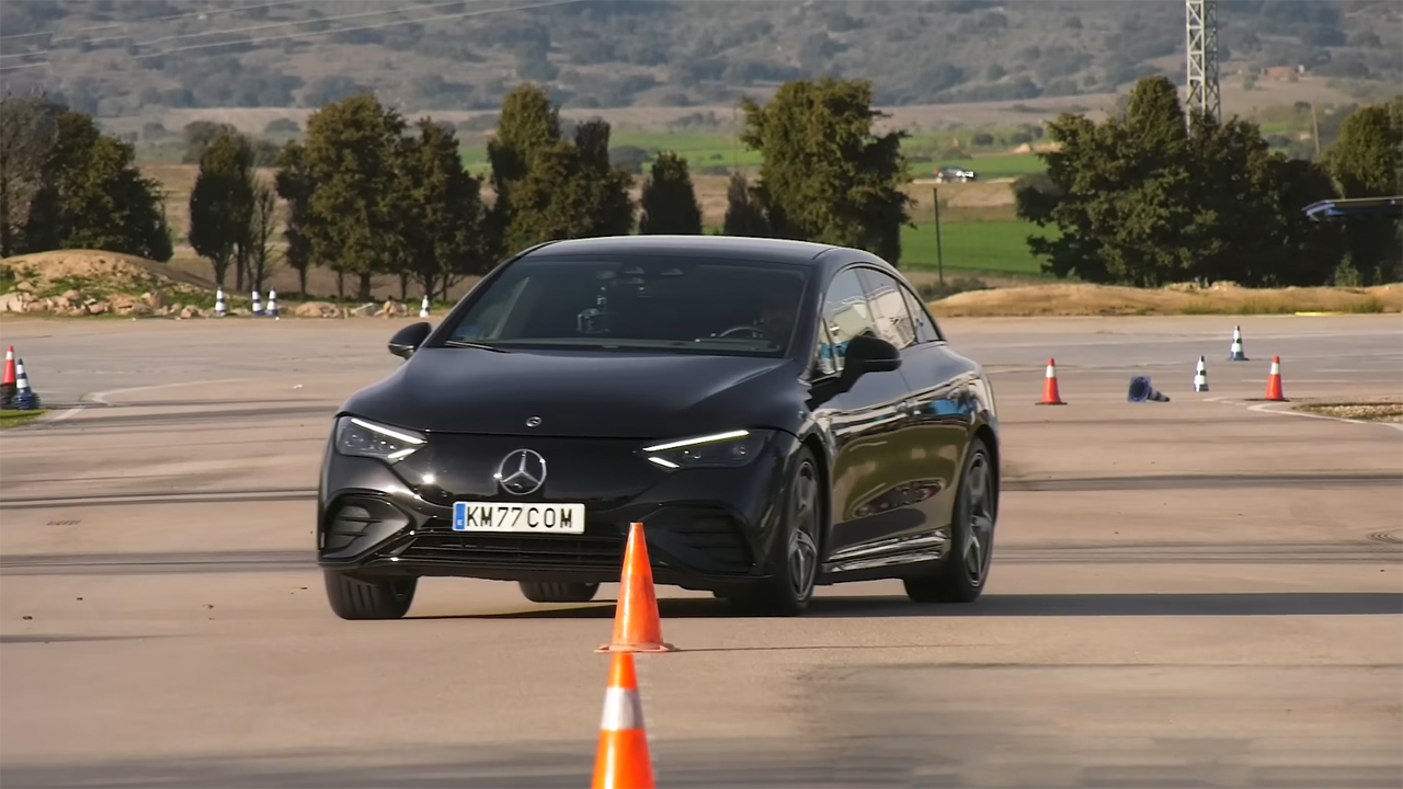 MercedMercedes EQE ถูกจับทดสอบ Moose Test พบทำได้ดีกว่ารุ่น EQSes EQE ถูกจับทดสอบ Moose Test พบทำได้ดีกว่ารุ่น EQS