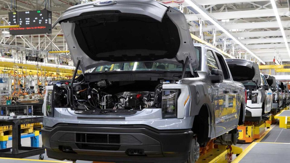 Ford ยืนยันปลดพนักงาน 3,800 ตำแหน่งในยุโรป เหตุจากรถ EV มีความซับซ้อนน้อยลง