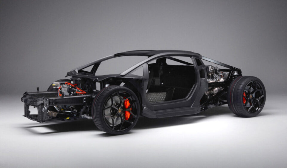 Lamborghini อวดโครงสร้างตัวถังคาร์บอนไฟเบอร์ ของทายาท Aventador ก่อนเปิดตัวปลายเดือนนี้