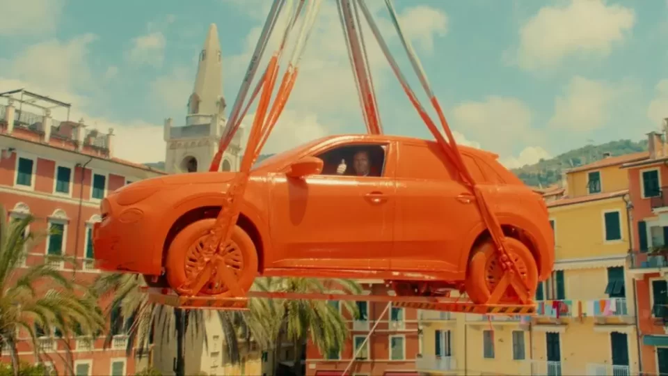 Fiat จุ่มรถลงถังสีส้มทั้งคัน