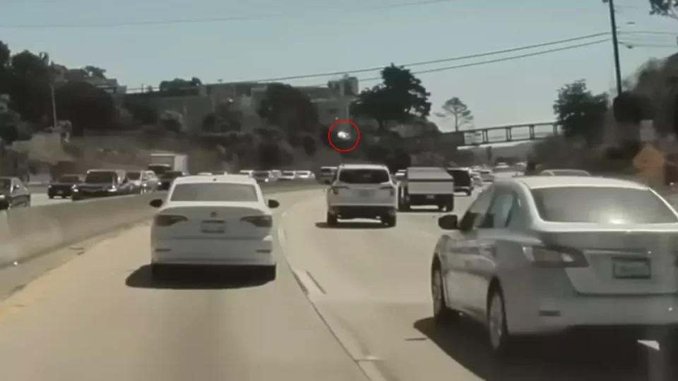 ฝาครอบล้อ Tesla Cybertruck บินเกือบตกใส่รถคันอื่นบนทางหลวงในแคลิฟอร์เนีย