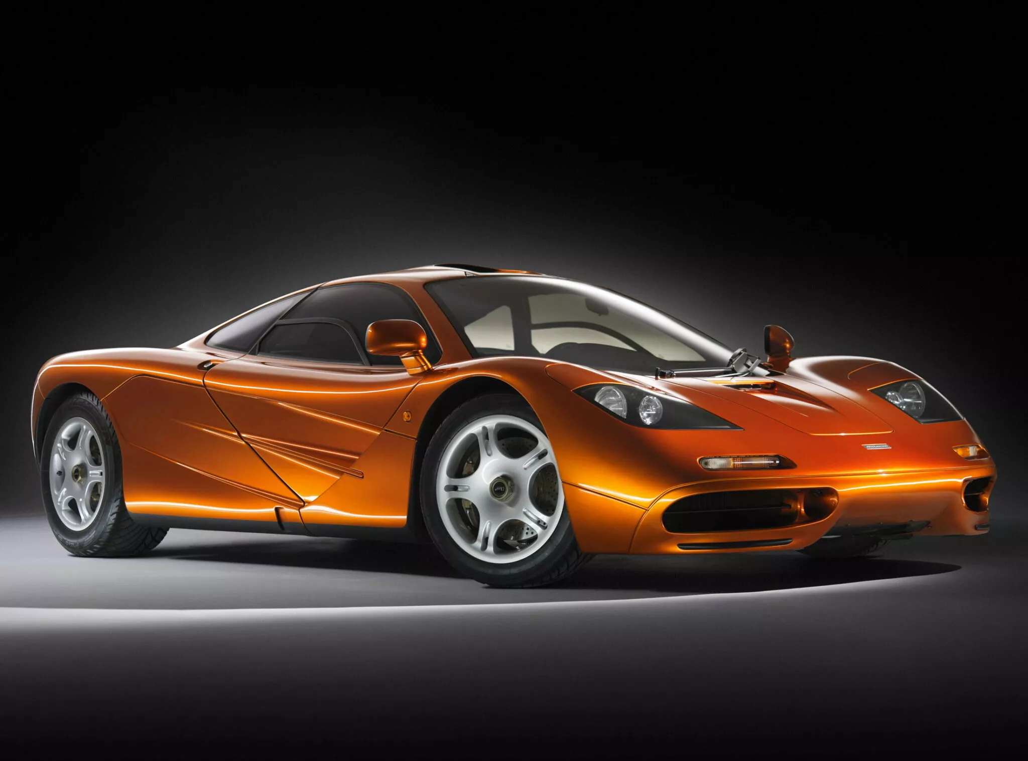 McLaren F1 กระจกบังลมหน้าแตกเปลี่ยนใหม่จ่ายเท่าไหร่?