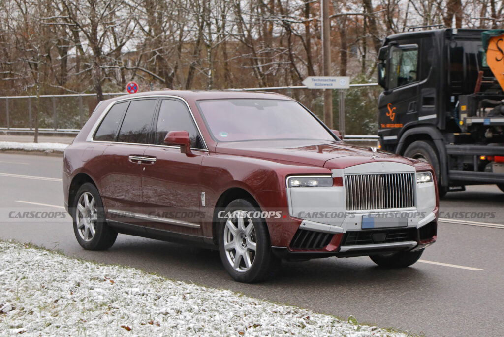 Rolls-Royce Cullinan รุ่นปรับโฉม หลุดโชว์หน้าใหม่และปลายท่อไอเสียที่ใหญ่ขึ้น