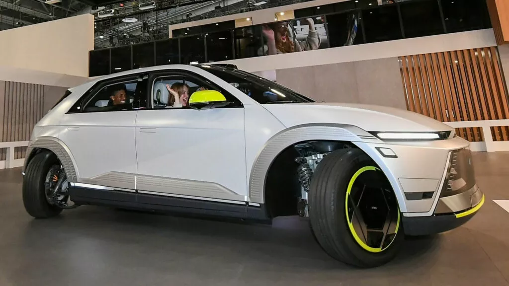 Hyundai โชว์ระบบ e-Corner System ใหม่ ช่วยให้ล้อทั้ง 4 หมุนได้อย่างอิสระสูงสุด 90 องศา