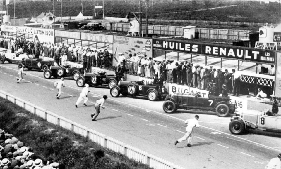 เคยสงสัยมั้ยว่าทำไมการแข่ง Le Mans ในอดีต ต้องเริ่มออกสตาร์ทด้วยการวิ่งไปขึ้นรถ