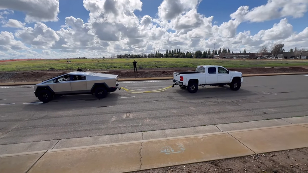 Cybertruck แข่งชักเย่อกับ Silverado