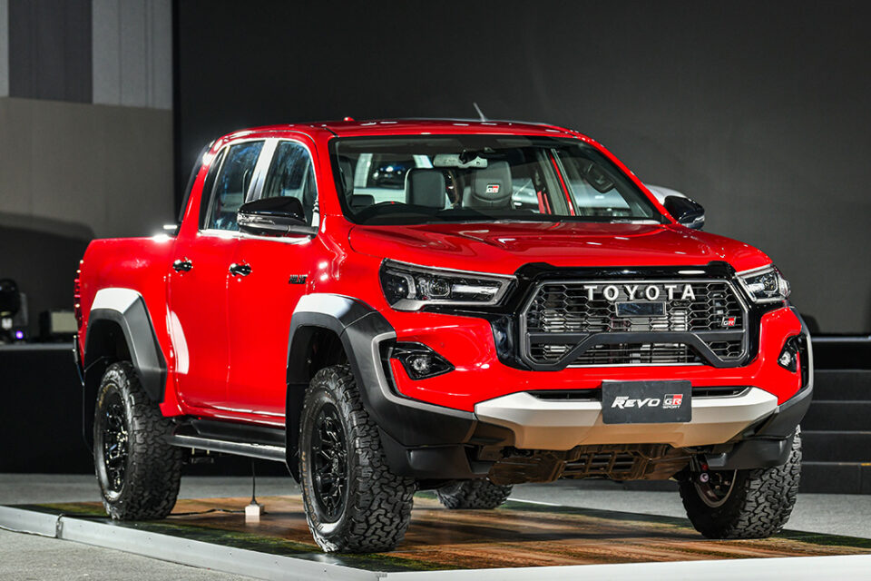 Toyota Hilux Revo รุ่นปี 2024 เผยโฉมพร้อมรุ่น GR-Sport ใหม่ ราคา 1,499,000 บาท